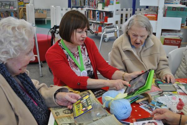 ResizedImageWzYwMCw0MDJd Cummal Mooar residents enjoying an iPad aided bibliotherapy session at the Family Library in Douglas 1