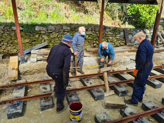 Some of the workers in action at Lhen Coan station